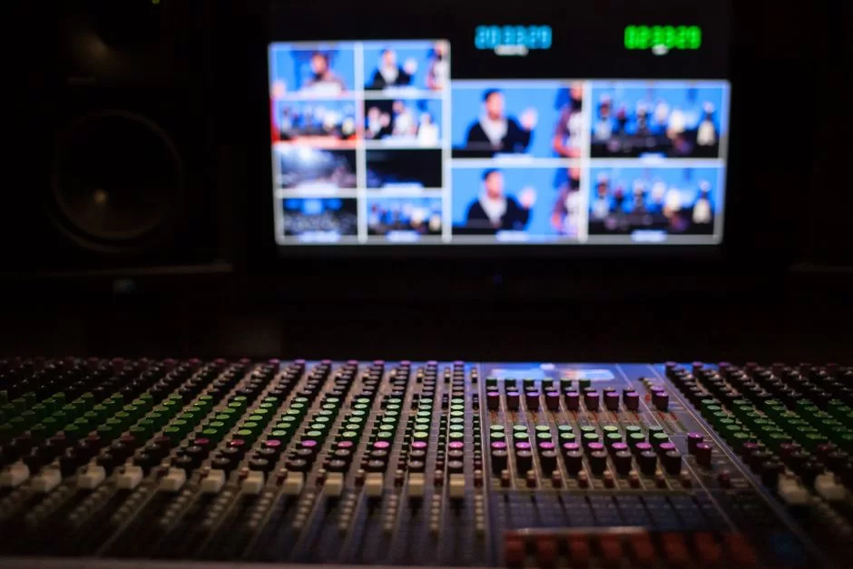 Canlı yayın akışında MPEG-TS ve MPEG-DASH video standartlarının farklarını gösteren bir görsel