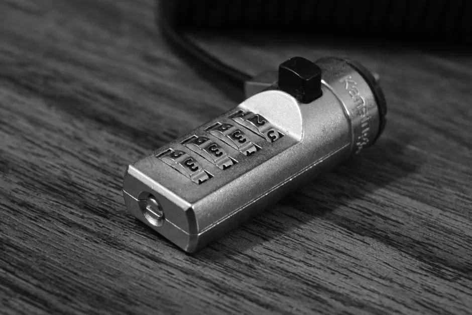 A lock image that stands for the security of a BitLocker-encrypted and RAW-format drive