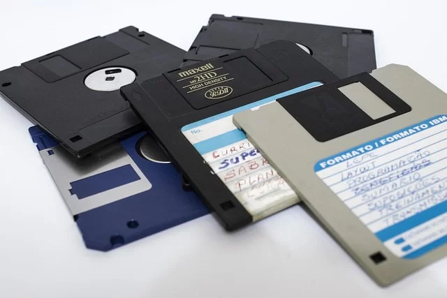 1.44MB floppy disklerin görüntüsü