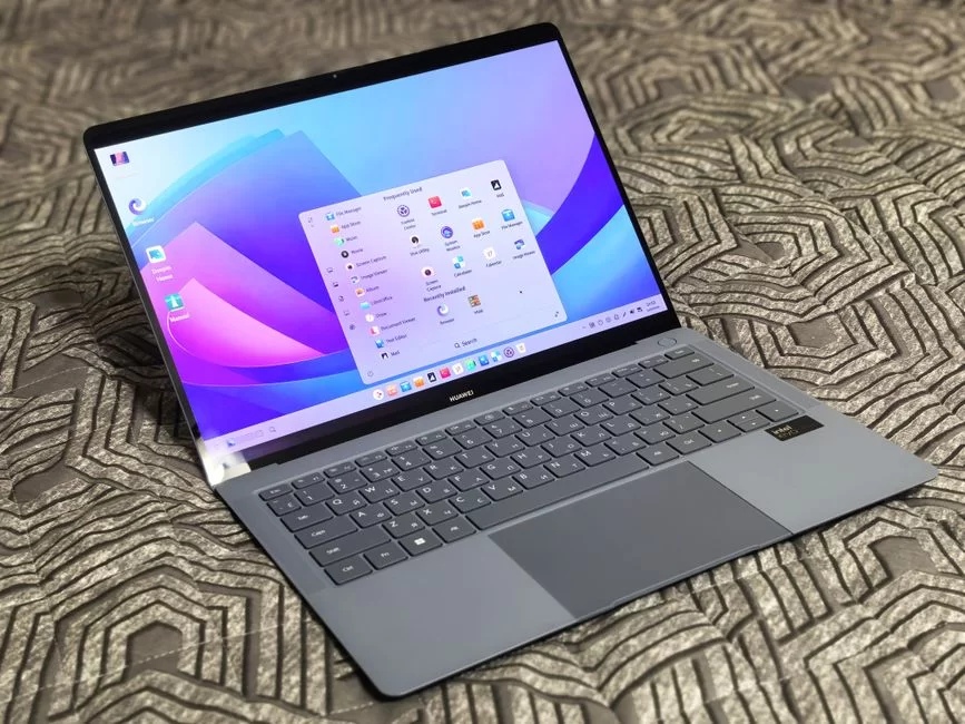 Windows 11 kurulu bir dizüstü bilgisayar görseli