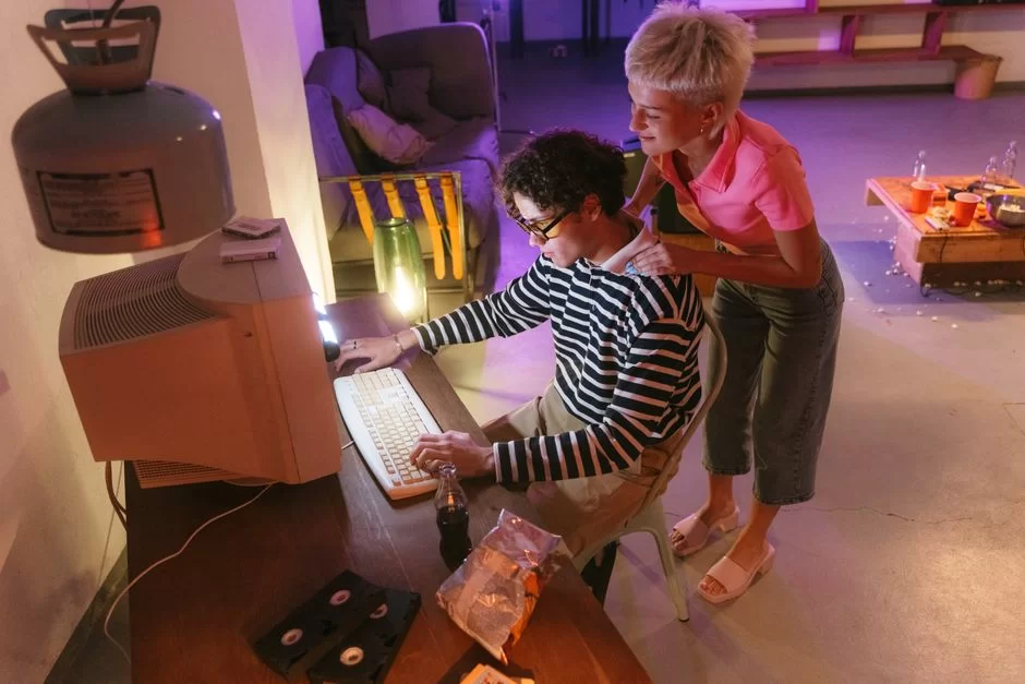 Retro oyun bilgisayarı kullanan iki kullanıcı