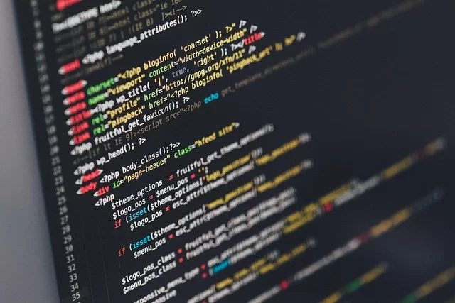 Visual Studio Code ve Adobe Dreamweaver arayüzlerini yan yana gösteren bir karşılaştırma ekranı.