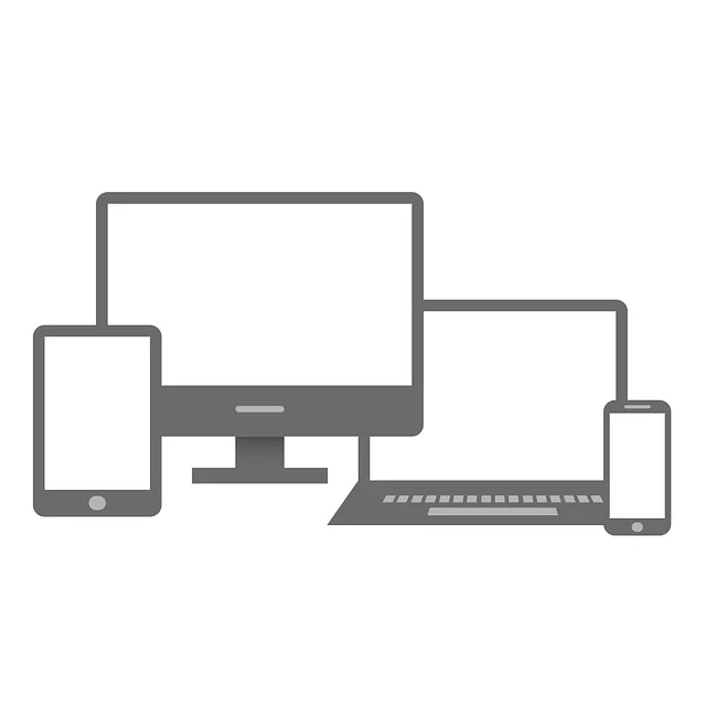 Adobe Dreamweaver'da farklı cihaz ekran boyutlarında responsive tasarımı gösteren canlı önizleme.