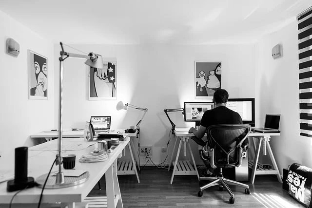 Farklı profillerdeki web tasarımcılarının Dreamweaver ile çalıştığını gösteren bir çalışma alanı.