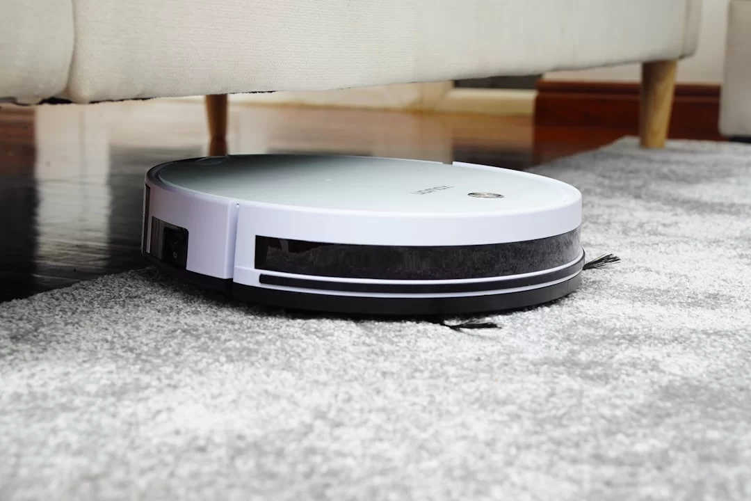 Robot süpürge, zemin üzerinde otomatik temizleme yaparken gösteren bir görüntü