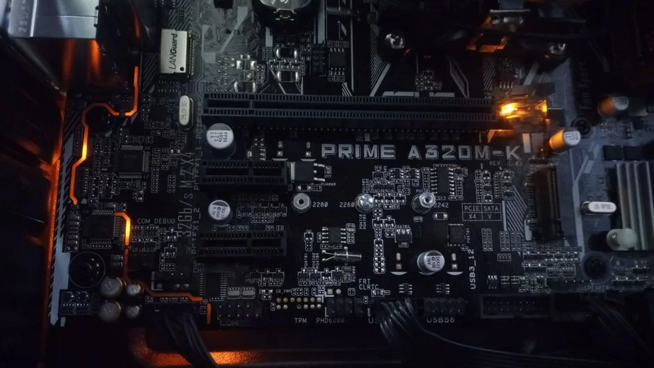 Bir bilgisayar anakartının üzerindeki hata ayıklama (debug) LED'leri