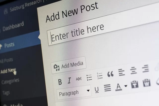 Blogger ve WordPress platformlarının karşılaştırmasını temsil eden bir görsel