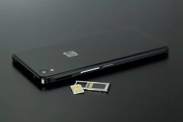 SIM kartı ve dolaşım (roaming) sinyali gösteren bir akıllı telefon görüntüsü