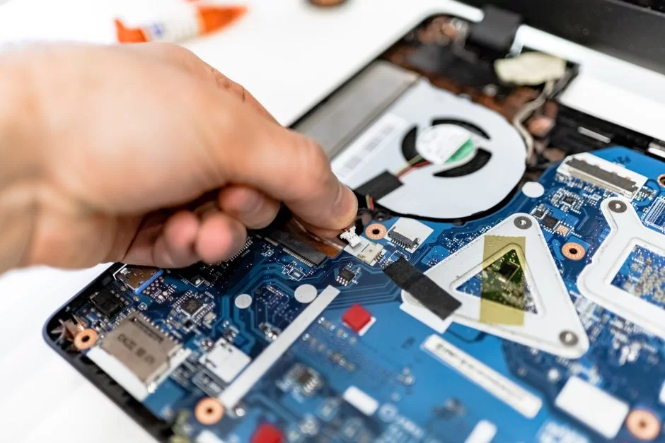 Laptop anakartında CMOS pili
