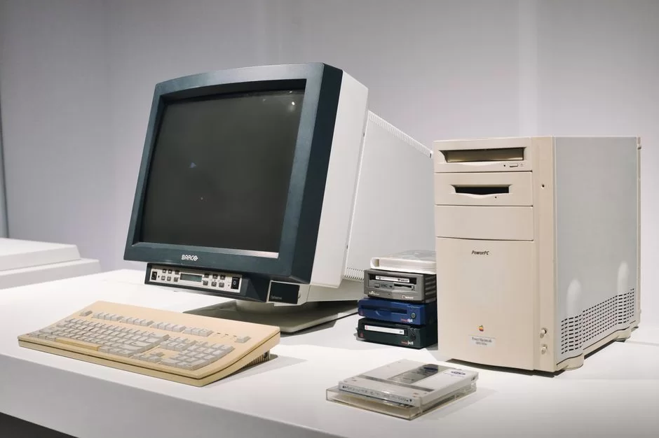 An old-model CRT monitor sitting on a desk