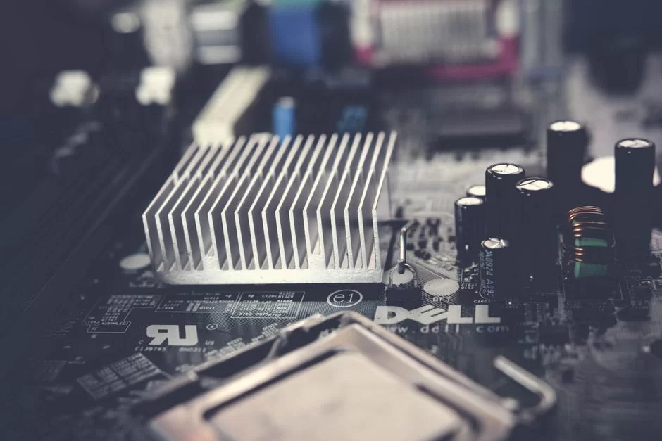 Photo showing the chipset cooling block, heatsink, and temperature sensor on a motherboard