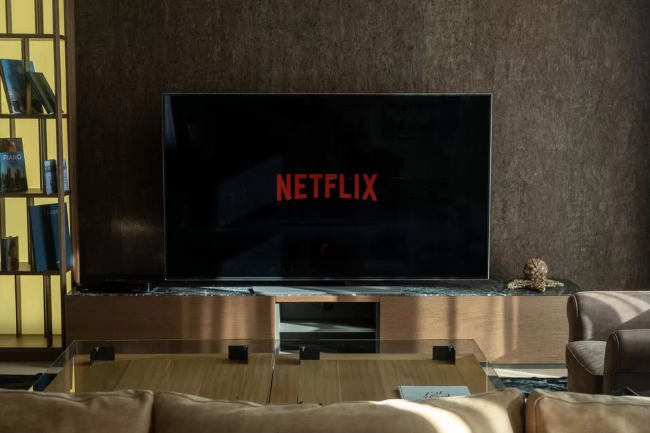 Netflix platformu açılan bir TV görseli