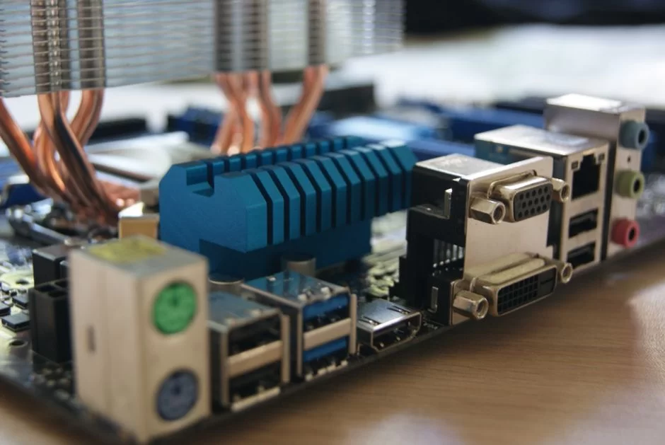 A photo showing the DVI connector on a computer and monitor