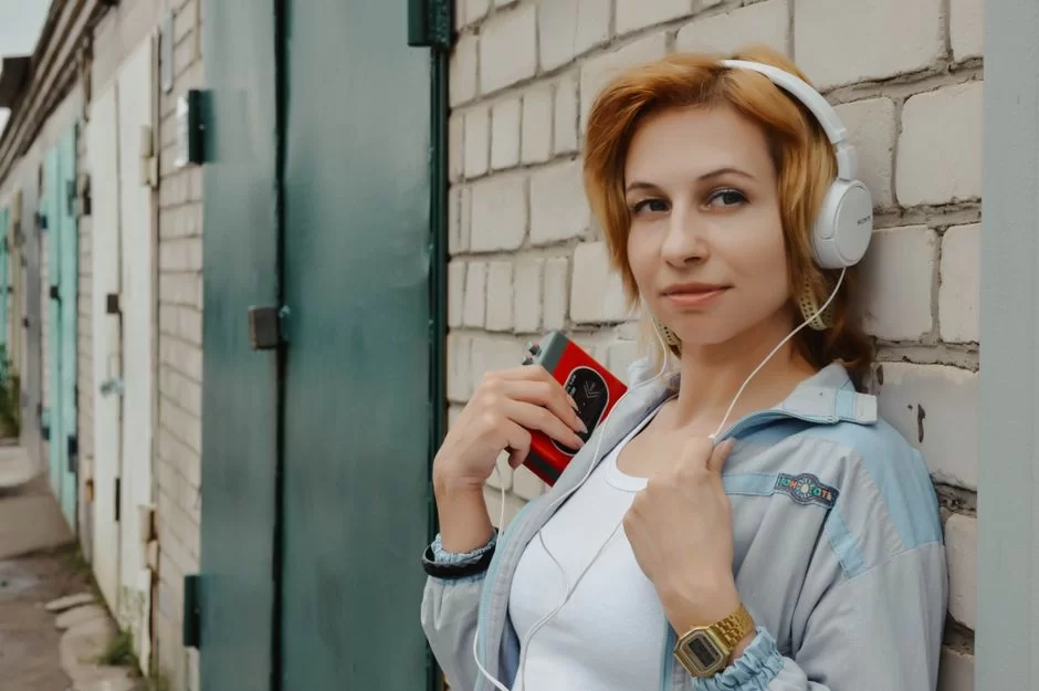 Kulaklığıyla MP3 şarkı dinleyen bir kullanıcı