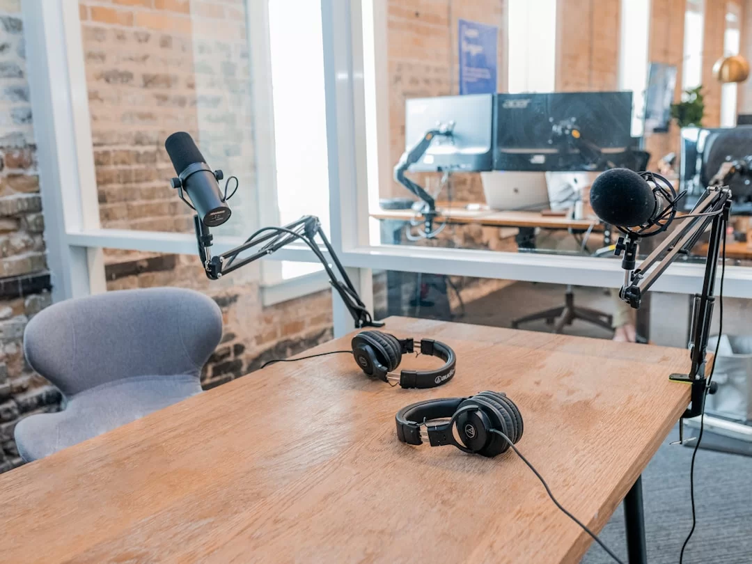 Podcast yayıncılarının çalışma ortamı görüntüsü