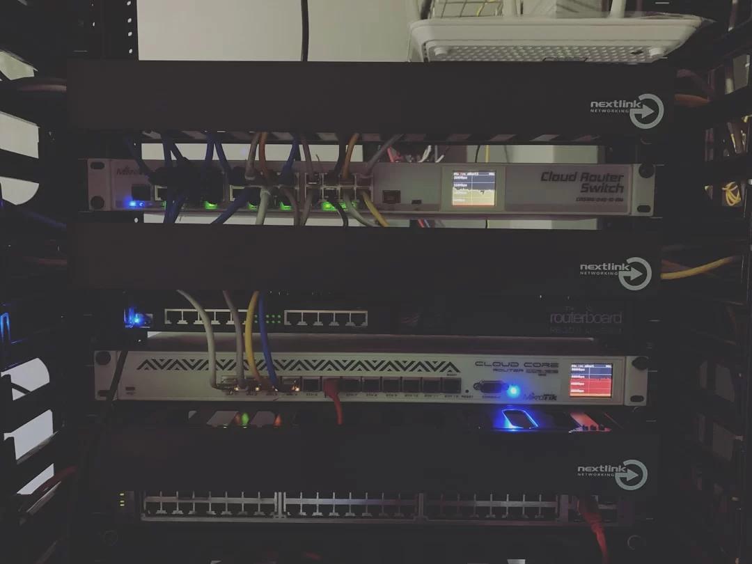 Firewall ağ trafiğini ve veri paketlerini filtreleme ve denetleme sürecini gösteren görsel
