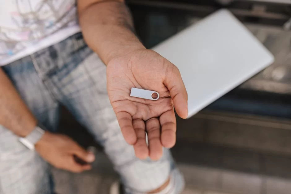 Bir kullanıcı elinde USB flash bellek gösteriyor