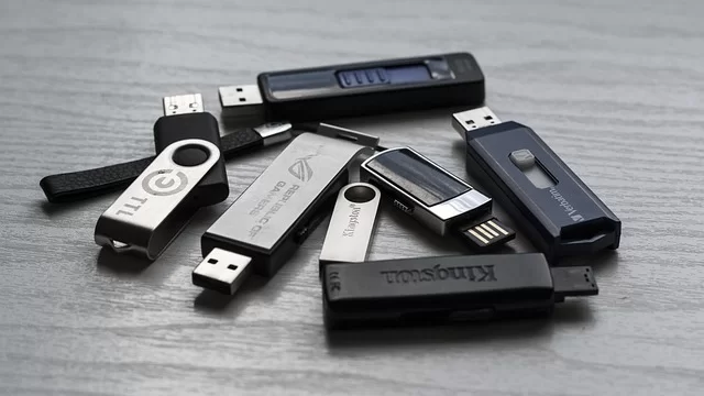 Masaüstünde birden fazla USB flash disk aygıtı 