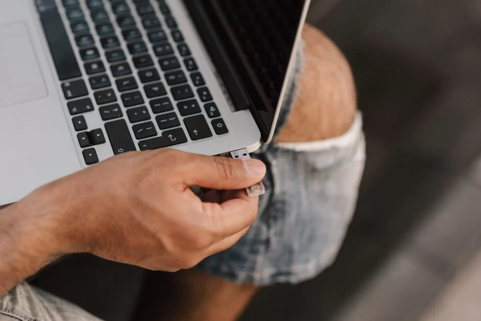 USB bellek sorunlarını gideren bir teknisyenin elindeki USB sürücü