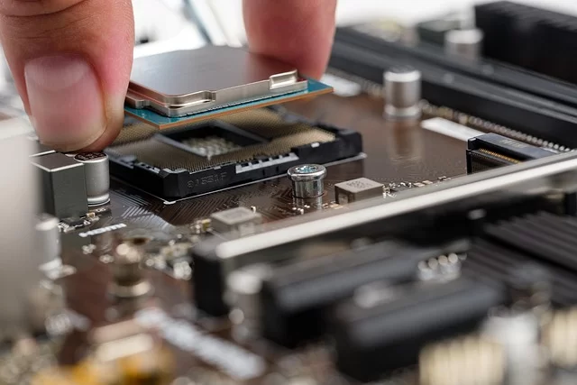 Anakarta CPU (İşlemci) takan bir kullanıcı görseli