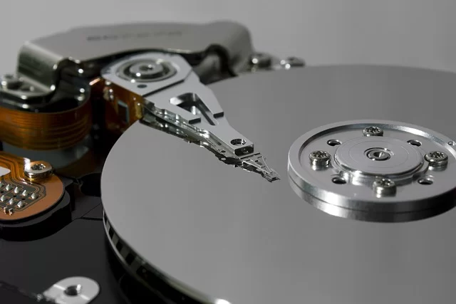 Sabit disk içindeki plakalar, okuma/yazma kafası ve manyetik mekanizmayı gösteren detaylı bir fotoğraf