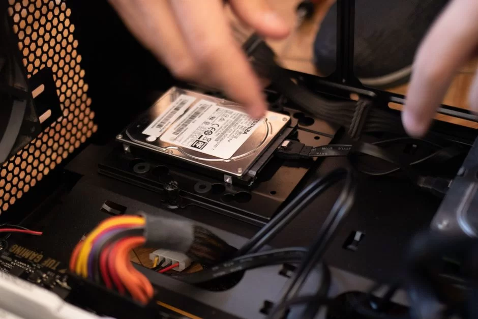 Bilgisayar kasasına HDD takma işlemini gösteren bir görsel