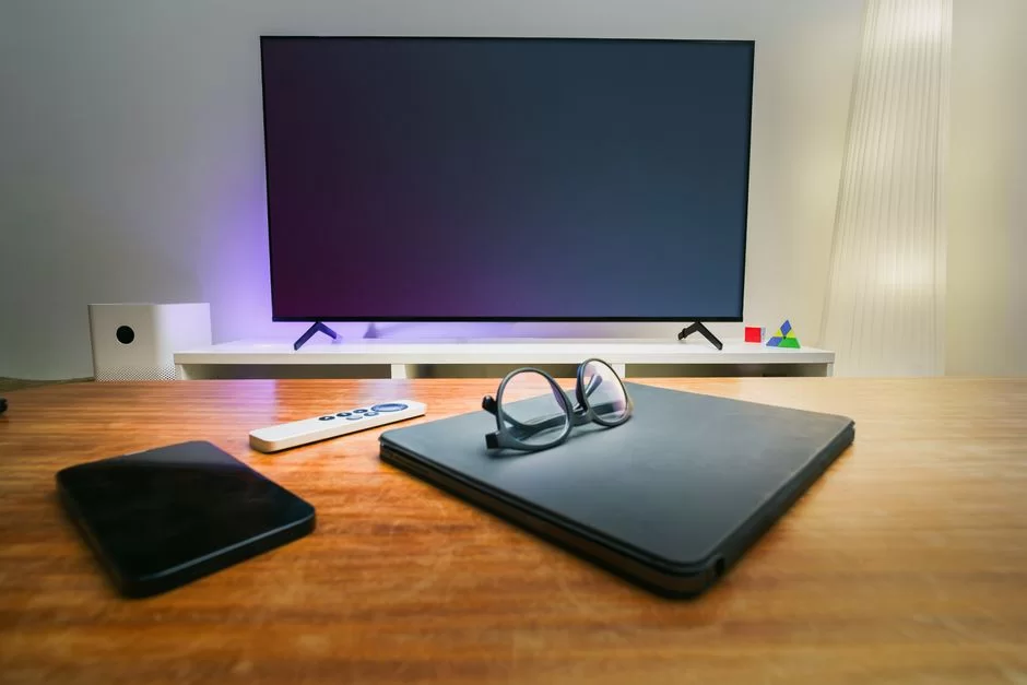 Çalışma ofisinde HDTV desktekleyen bir televizyon