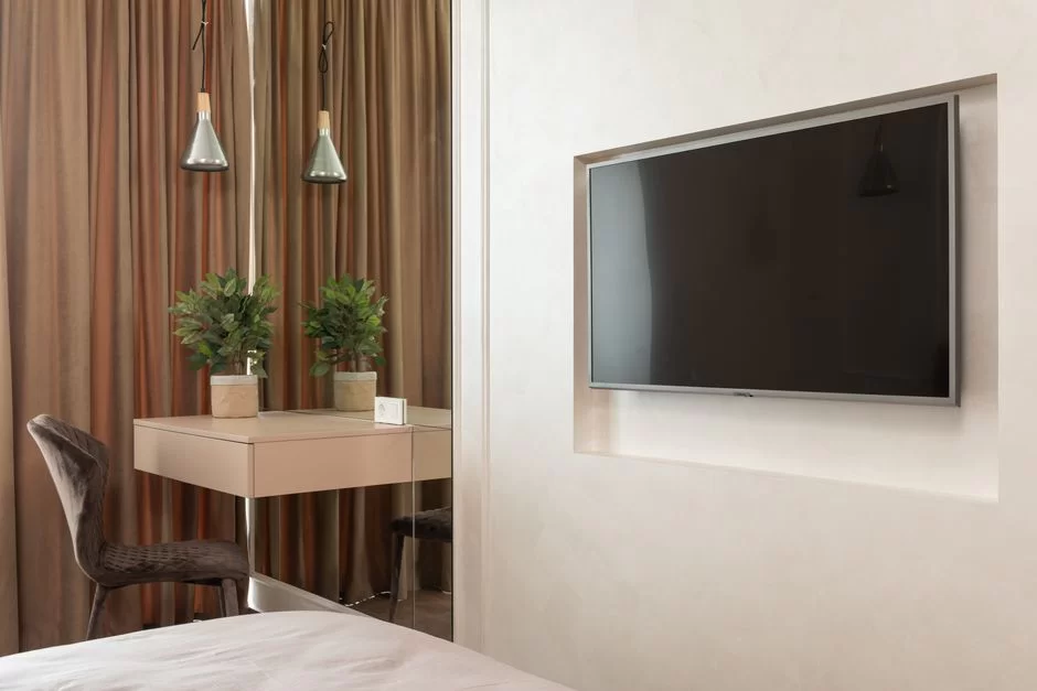 Ev ortamında duvara gömülü bir HDTV