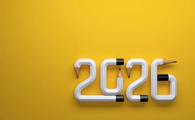 Sarı arkaplanda kalemlerle 2026 yılını ifade eden görsel