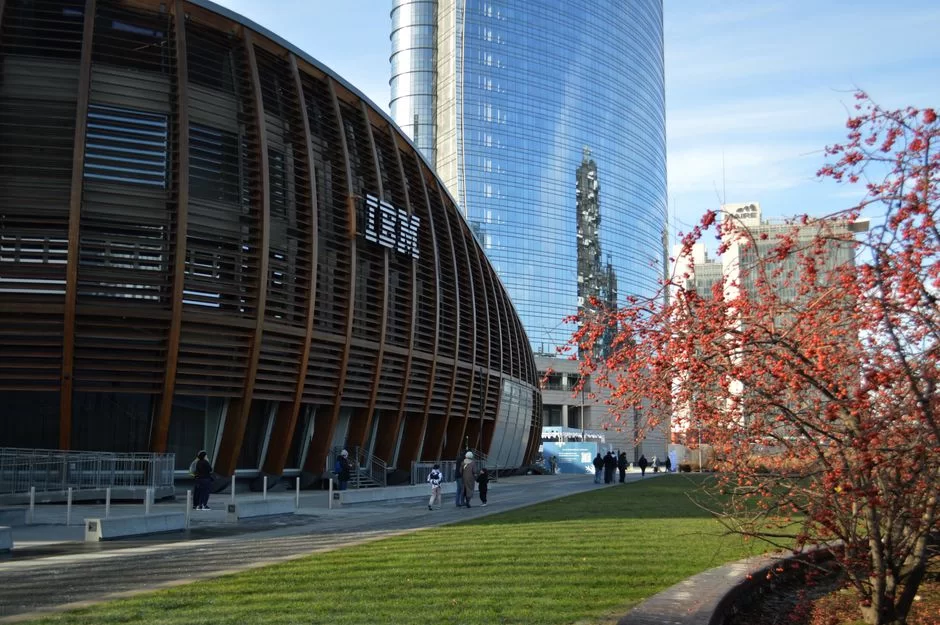 IBM'in New York'taki ana merkezi binası, şirketin köklü tarihini ve dijital dönüşüm yolculuğunu temsil eden bir fotoğraf