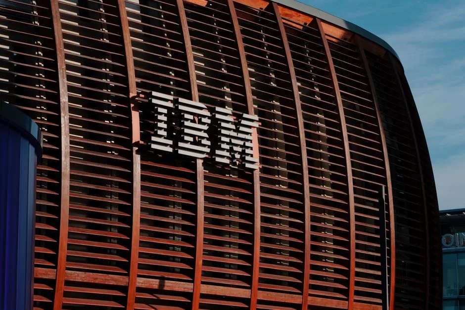 IBM logosuyla çekilmiş şirketin binası görüntüsü
