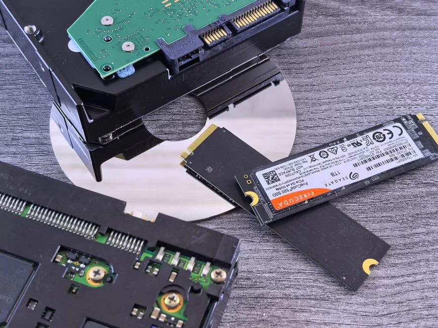 IDE, SATA ve NVMe depolama arabirimlerini içeren bir görsel