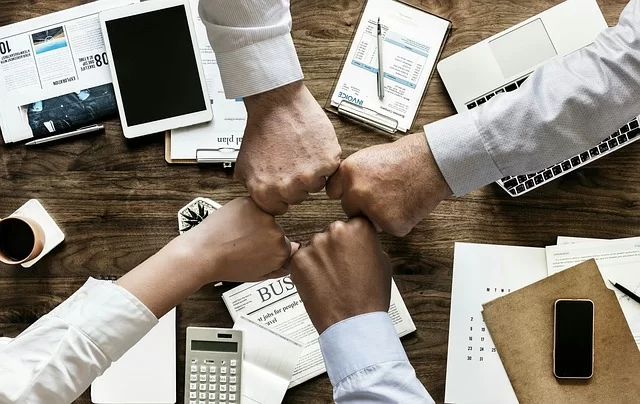 IEEE'nin yönetim ve finans tartışmalarını gösteren bir toplantı odası