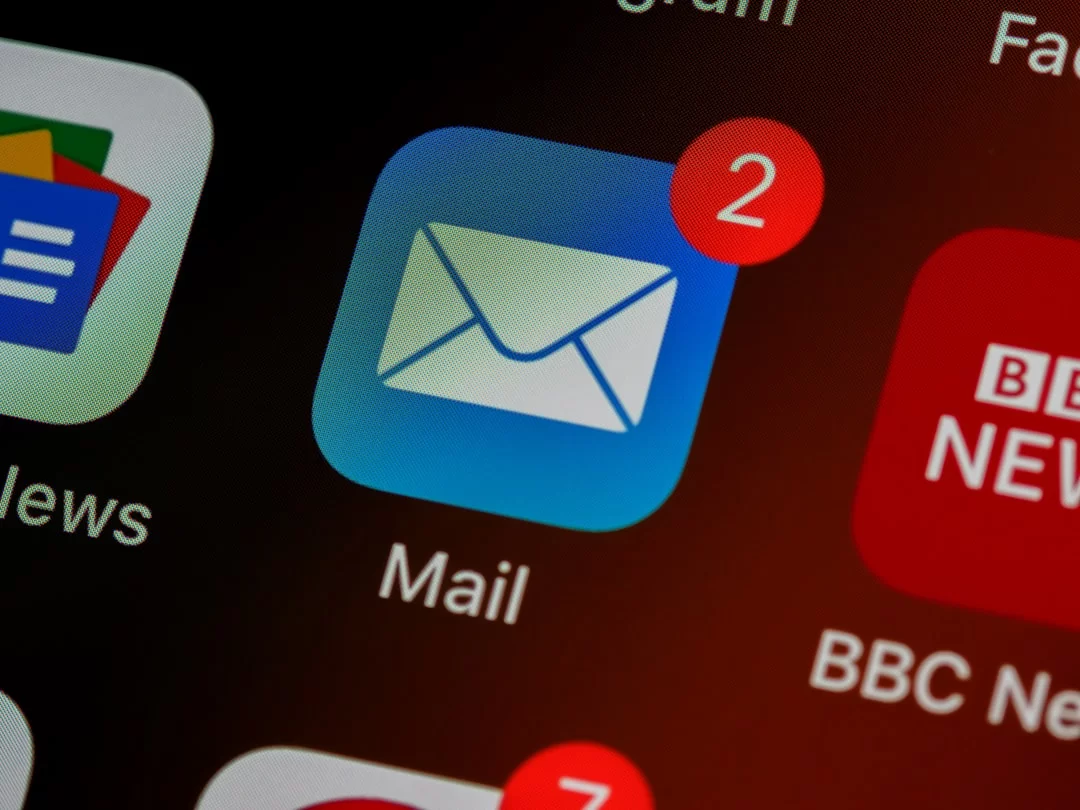 IMAP protokolünün çalışmasını ifade eden mobil cihaza gelen email bildirimi