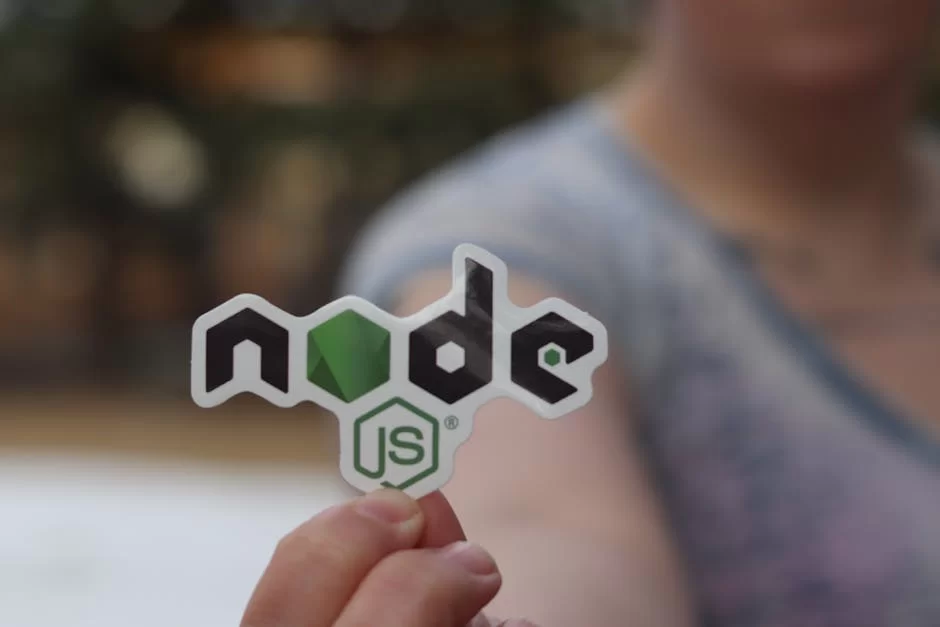 Node.js logosu ve kod satırları gösteren bir görsel