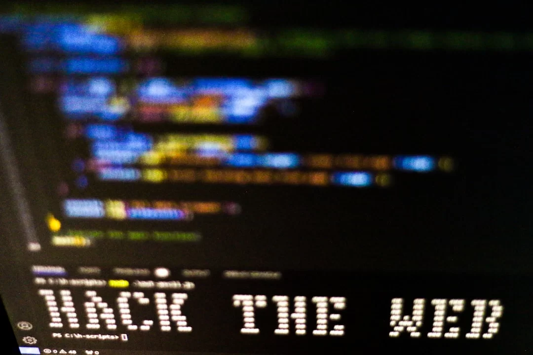 Web sayfasında XSS (Cross‑Site Scripting) saldırısını gösteren kod satırı ve uyarı simgesi
