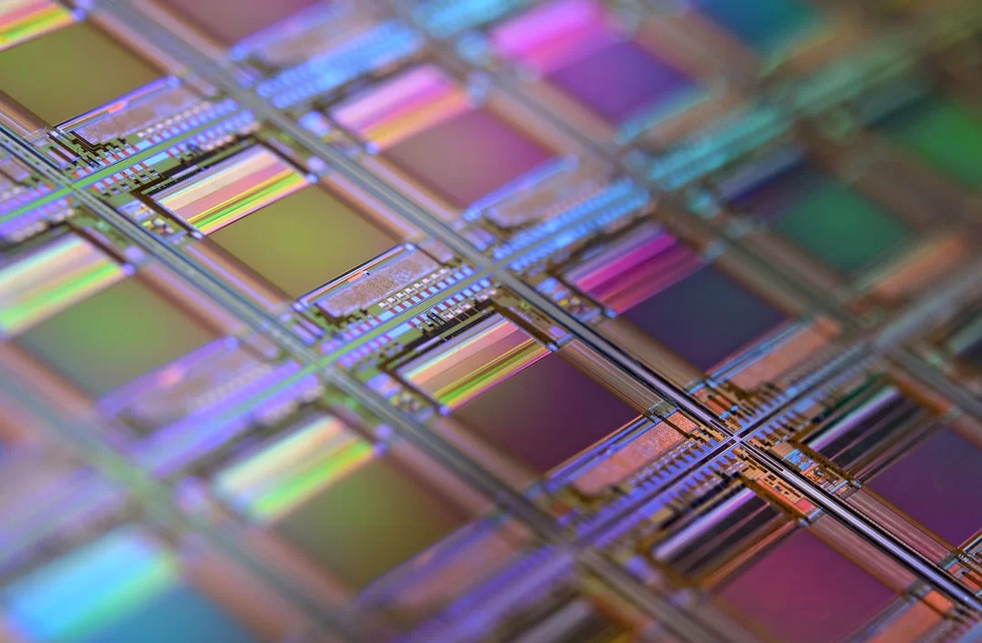 Mikrokernel mimarisini gösteren diyagram, çekirdek, servisler ve kullanıcı modüllerinin ayrımı