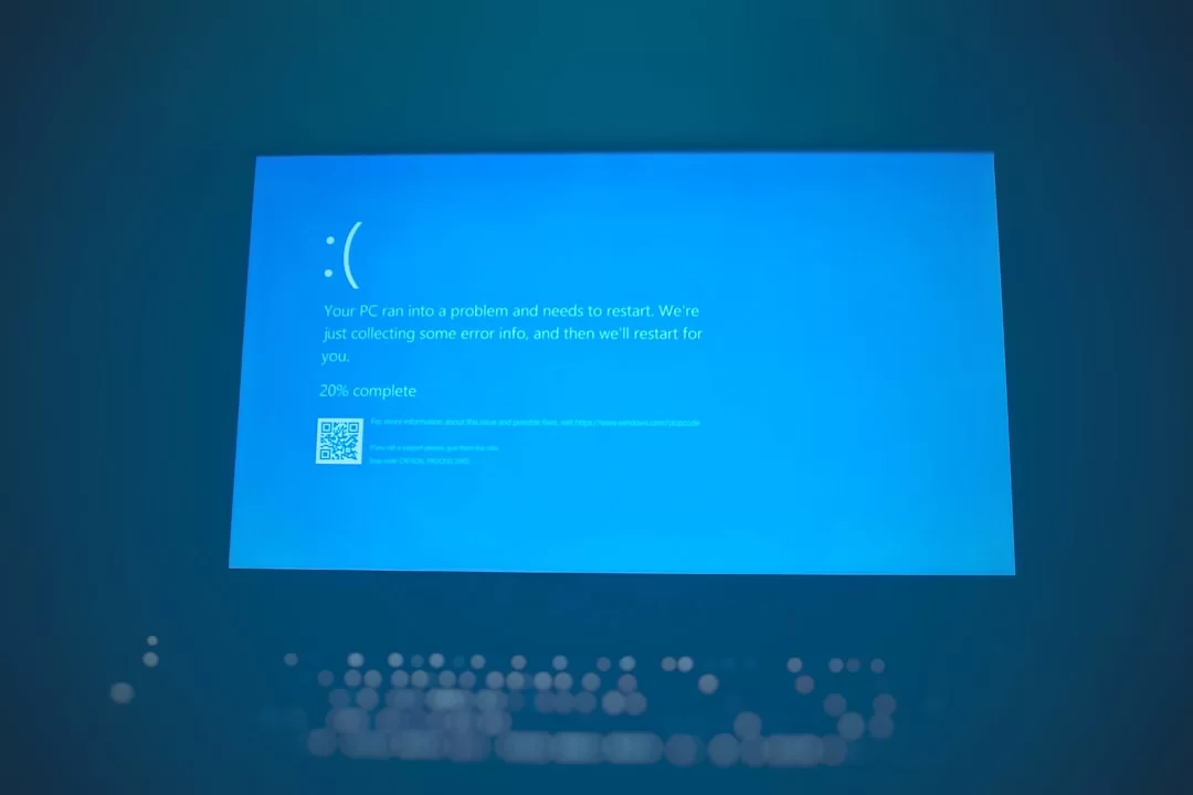 Mavi ölüm ekranı (BSOD) gösteren bir bilgisayar monitörü