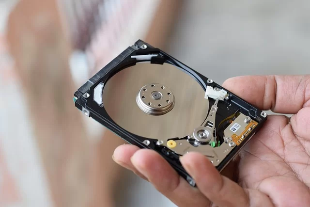 Sabit disk içinde lazer interferometresiyle hassas konumlandırma ve algılamayı gösteren iç donanım fotoğrafı