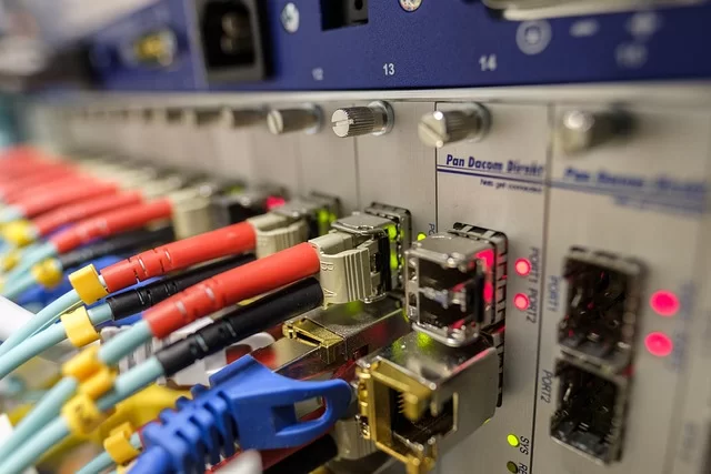 Fiber optik internetin kalbini oluşturan lazer ışını ve kablo bağlantısı