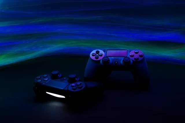 Xbox Adaptive Controller, özelleştirilebilir büyük düğmeler ve portlarla donatılmış erişilebilirlik oyun kontrol cihazı