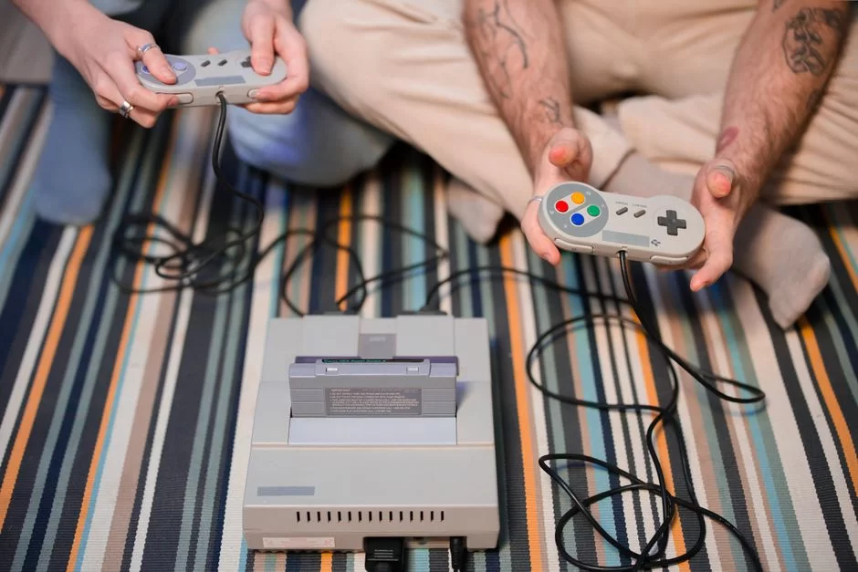 Eski bir NTSC retro oyun konsolu