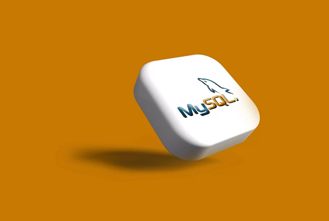 MySQL veritabanına bağlanmayı gösteren bir sunucu ve kod ekranı