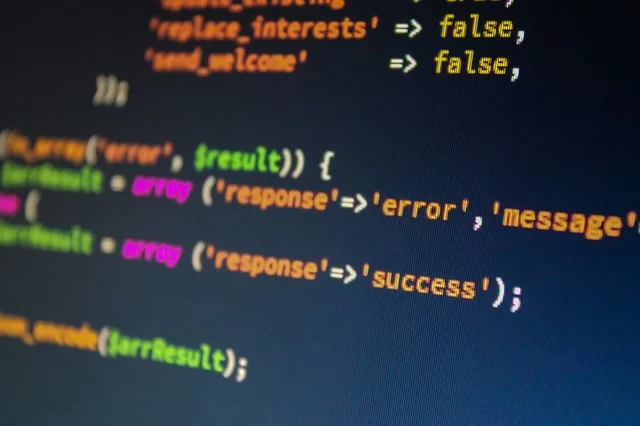 PHP kodu ve kilit simgesi gösteren, web uygulaması güvenliğini temsil eden bir görsel