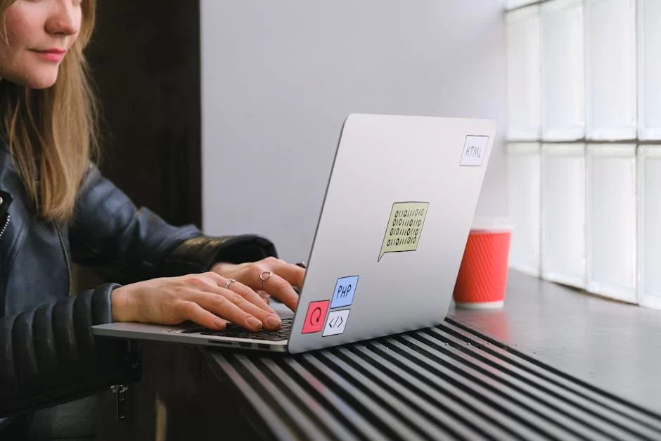 PHP geliştiricisinin bilgisayar başında kod yazdığı, ekranda PHP kodu ve çalışma ortamı görüntüsü