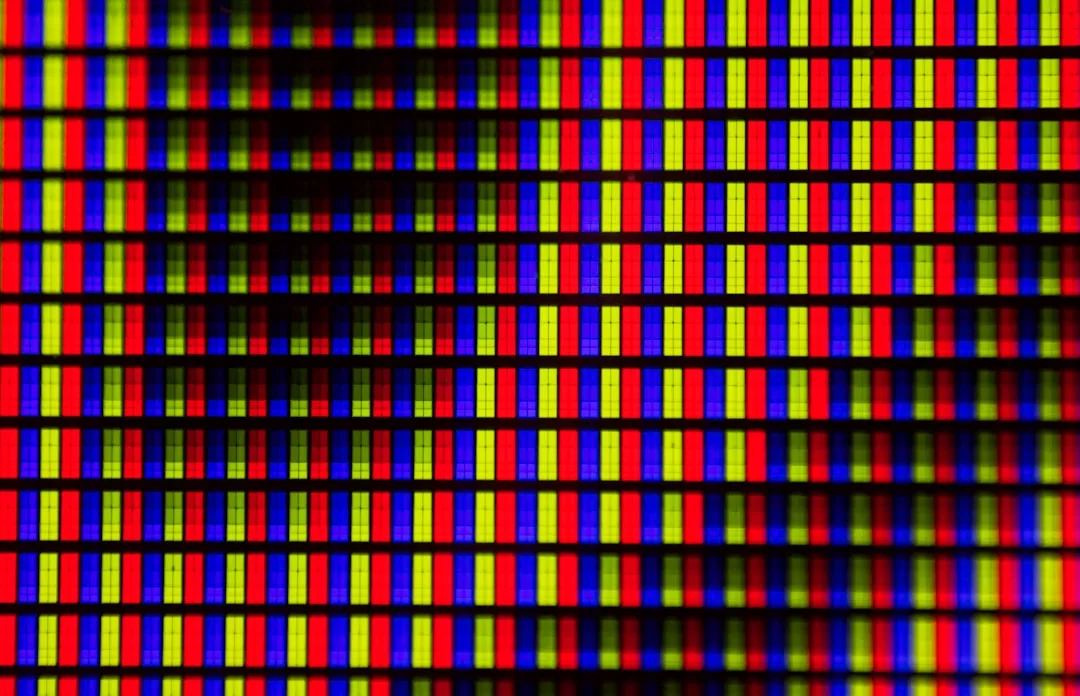 LCD ve OLED ekranlarda piksel ve subpiksel dizilimlerini gösteren yakın plan görüntü