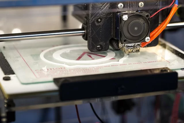 Farklı filament ruloları ve baskı kafasıyla çalışan bir 3D yazıcı görüntüsü