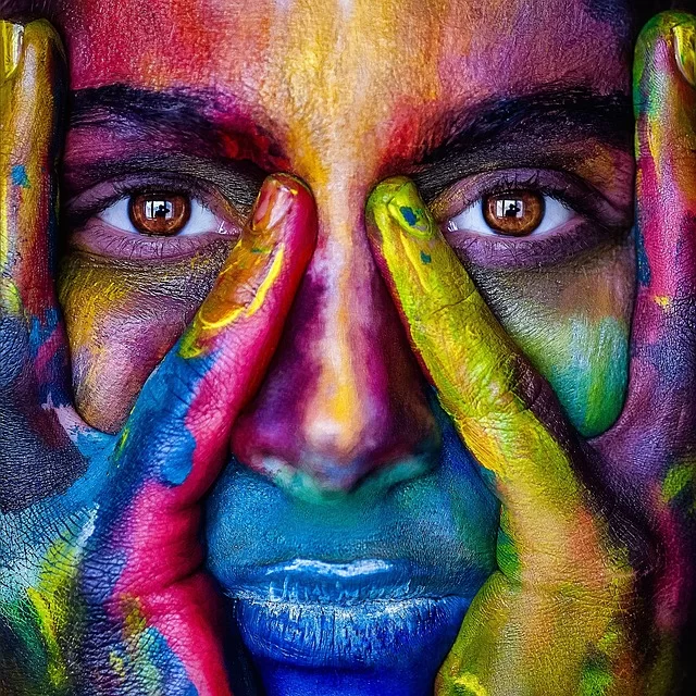 RGB renk modelini gösteren, kırmızı, yeşil ve tonları ifade eden bir görsel