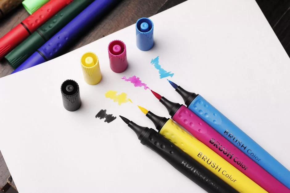 CMYK renk modelinin renklerini gösteren kalemlerin kullanımını gösteren bir görüntü