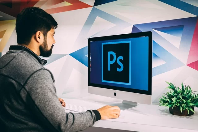 Adobe RGB renklerini kullanmak için Photoshop programı kullanan bir kullanıcı